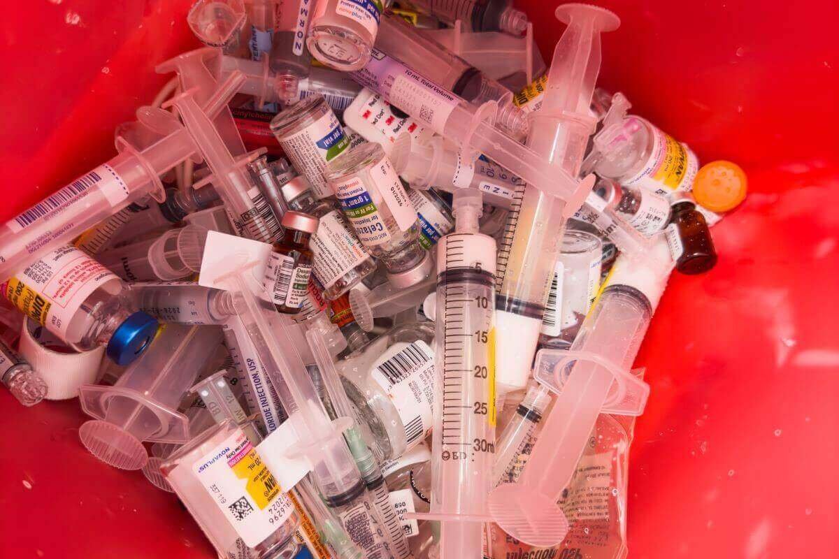 como prevenir pinchazos con agujas contaminadas